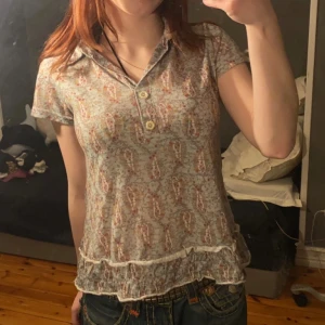 Super söt blus - En super söt blus ifrån märket fröken söt, de står ingen storlek men hade gissat den var S eller Xs