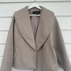 Jacka  - Jacka från Vero Moda. Storlek M men passar s. Använd en del men inga större anmärkningar 