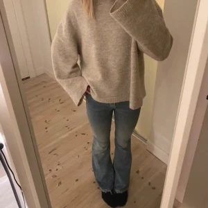 bootcut jeans - Ljusblå bootcut jeans från gina i en gammal modell i superfint skick!💕 (midjemått: 33cm) (innerbenslängd: 83cm)
