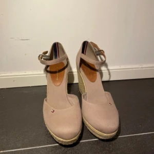 Tommy Hilfiger  - Mycket fina kilklack från Tommy Hilfiger  Stl 41 Använda vid 1 tillfälle så fint skick