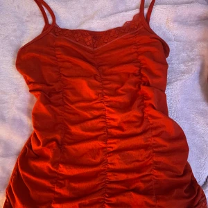 Unikt Spets Linne - Vackert linne med spets❤️ Använt en gång, inga stora defekter förutom nere på spetsen (kolla på bilderna) Använd gärna köp nu❤️