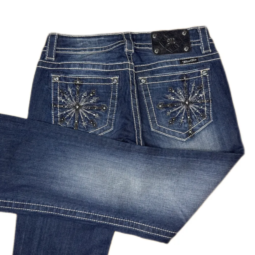 Miss Me jeans i modellen ”JP5650B/boot” midjemåttet rakt över är 38cm. Ytterbenet 109cm och innerbenet 88cm. Jeansen är som nya. Kontakta vid intresse!. Jeans & Byxor.