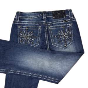 Miss Me jeans i modellen ”JP5650B/boot” midjemåttet rakt över är 38cm. Ytterbenet 109cm och innerbenet 88cm. Jeansen är som nya. Kontakta vid intresse!