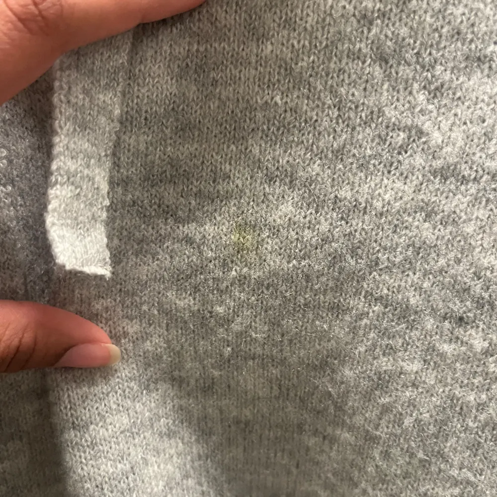 Säljer denna tröja då jag inte får någon användning för den, den är knappt använd men har en väldigt liten missfärgning (andra bilden). Hoodies.