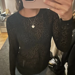 Leopard tröja  - Superfin svart leopard tröja från Only som inte kommer till användning 💕