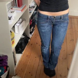 Mörkblå lågmidjade jeans  - Jättefina lågmidjade jeans från fornarnia. Jag är 170 och passar perfekt. Jag har storlek s och dessa är lite tighta på mig. Jag säljer pågrund av att de är lite tighta.  Skriv för fler bilder!🫶