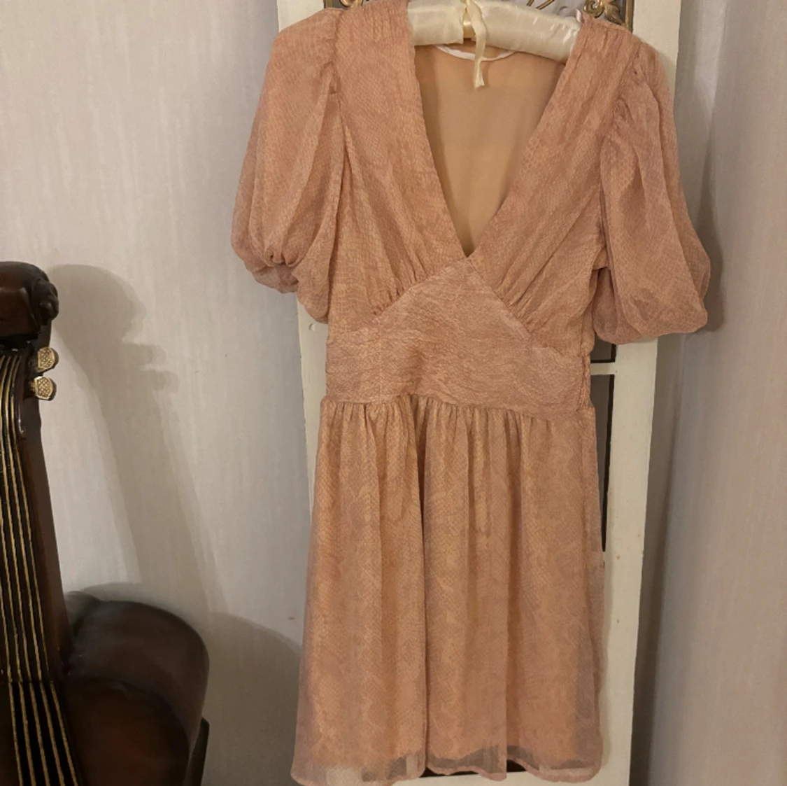 Jättesöt klänning i puder rosa orm skinn mönstrad