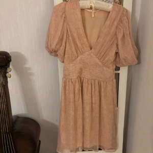 Jättesöt klänning i puder rosa orm skinn mönstrad - Storlek S