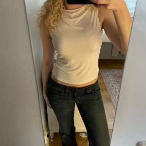 Vit topp - Vit topp från & Other Stories med volanger. Superskönt och glansigt material. Så enkel att klä upp!!