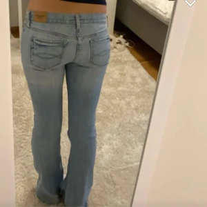 Lågmidjade jeans - Säljer dessa supersnygga lågmidjade jeansen från abercrombie & fitch som inte säljs längre. Midjemåttet tvärs över är ungefär 39cm och innerbenslängden 77cm! Det går bra att trycka på köp nu💕