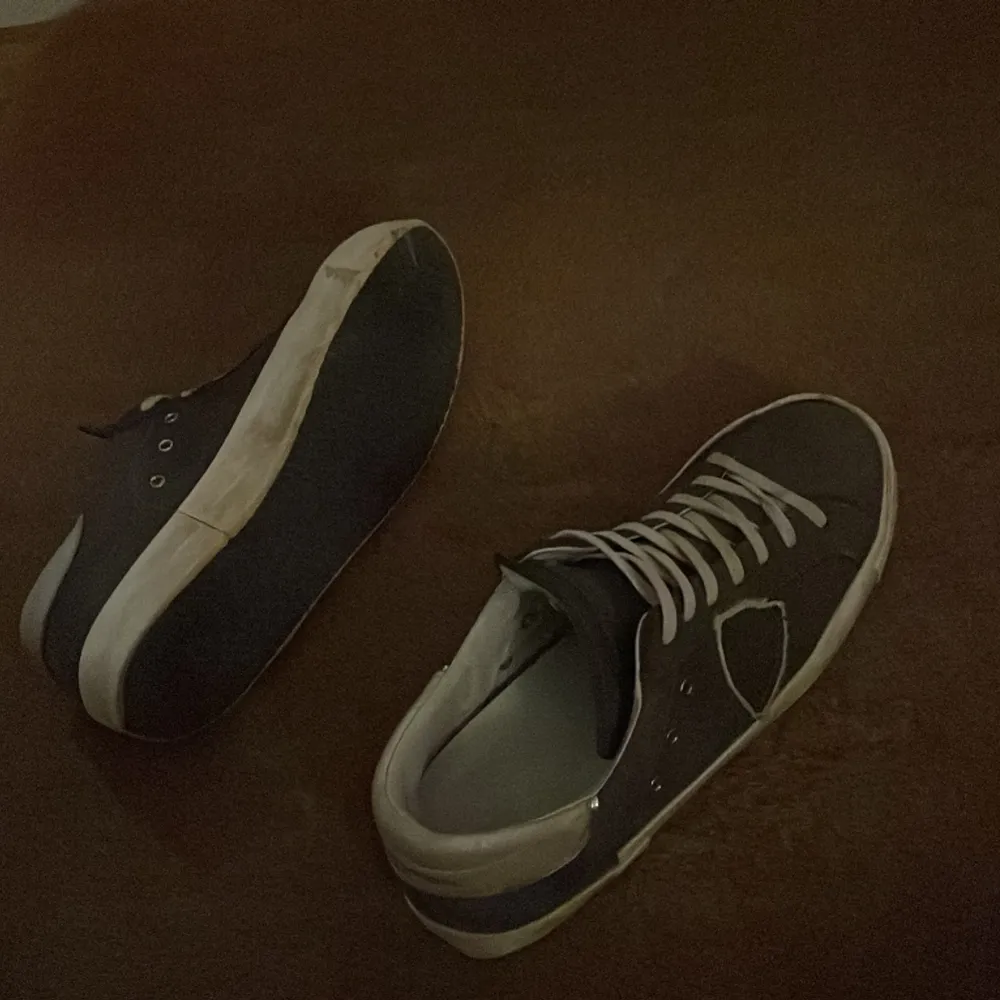 Ett par gråa Phillipe Model skor i.  Storlek: 41 Färg: Grå Skick: 8/10 Pris: 2200 Dm för frågor eller funderingar👍. Skor.