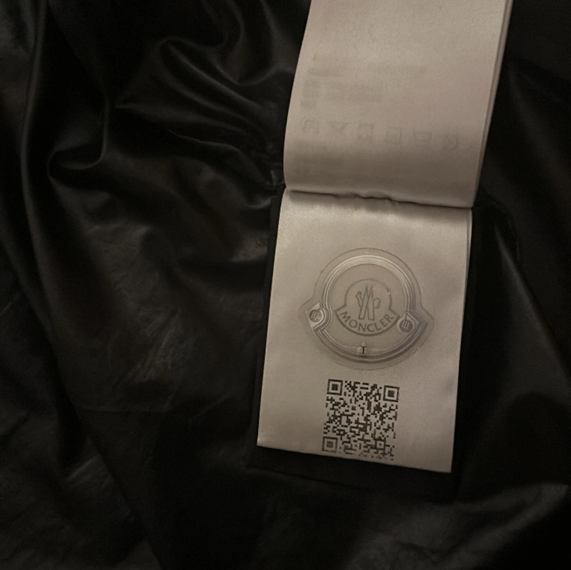 Hej jag säljer min sons moncler jacka som är perfekt nu till våren/sommaren. - 91