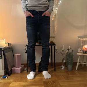 Säljer dessa splitternya G-Star Raw 3301 jeansen | Strålande skick | Storlek 30/32 | Modellen på bilden är 180 cm och väger 70 kg | Hör av er vid funderingar 🤝🏼