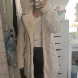 Oanvänd Teddy javka - Lång Teddy jacka i s