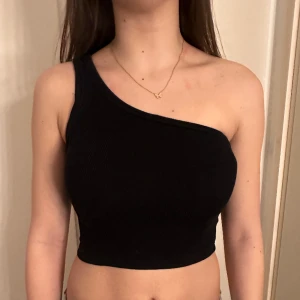 One shoulder topp - Urgullig one shoulder linne från weekday, säljer pågrund av att den nu är för liten för mig. Använd fåtal gånger och inga spår på användning 