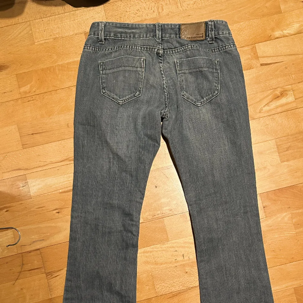 Lågmidjade grå jeans, säljer pga var för korta för mig. Jätte bra skick! Lånade bilder, modellen är 168cm lång. W28, L32. 💞. Jeans & Byxor.