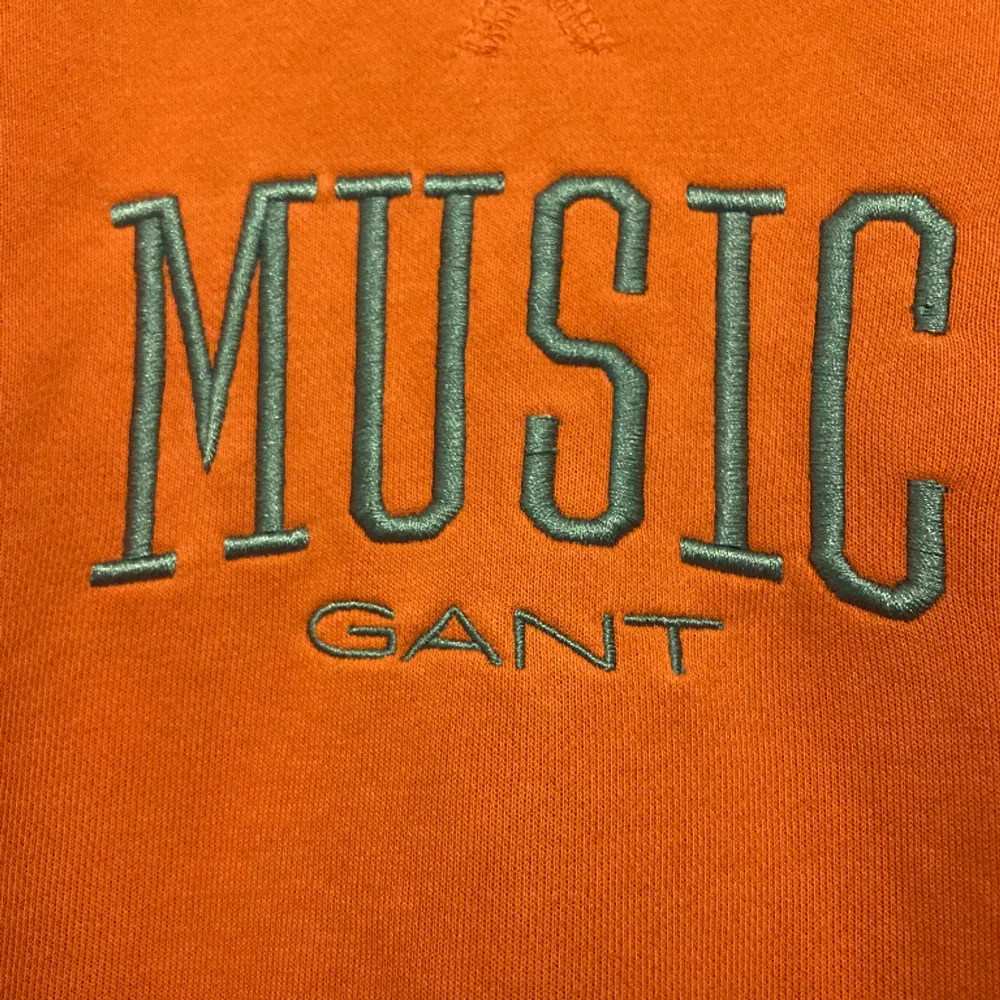 Hej! Jag säljer min Gant tröja. Riktigt snygg och sticker ut lite mer än andra tröjor, samtidigt som den passar till de flesta jeansen! Tröjan är i väldigt bra skick och det är bara att skriva ifall ni har funderingar kring tröjan.. Tröjor & Koftor.