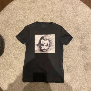 Limitato T-shirt  - Tja! Säljer min Limitato T-shirt som blivit för liten Storlek XS Skick 7/10 Köpt för 1800 Säljer för 500 Pris går att diskutera vid snabb afärr 😁