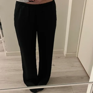 Satinbyxor - Svarta satinbyxor från bikbok, använda fåtal gånger så de är i nyskick. Hör av er vid frågor eller fler bilder 💕☀️