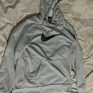 Hej! Säljer just nu min Nike hoodie eftersom den blivit för liten. Jag har använt den 4-5 gånger ungefär. Den är i väldigt bra skick . Köpte tröjan från sportshopen för 450kr. 
