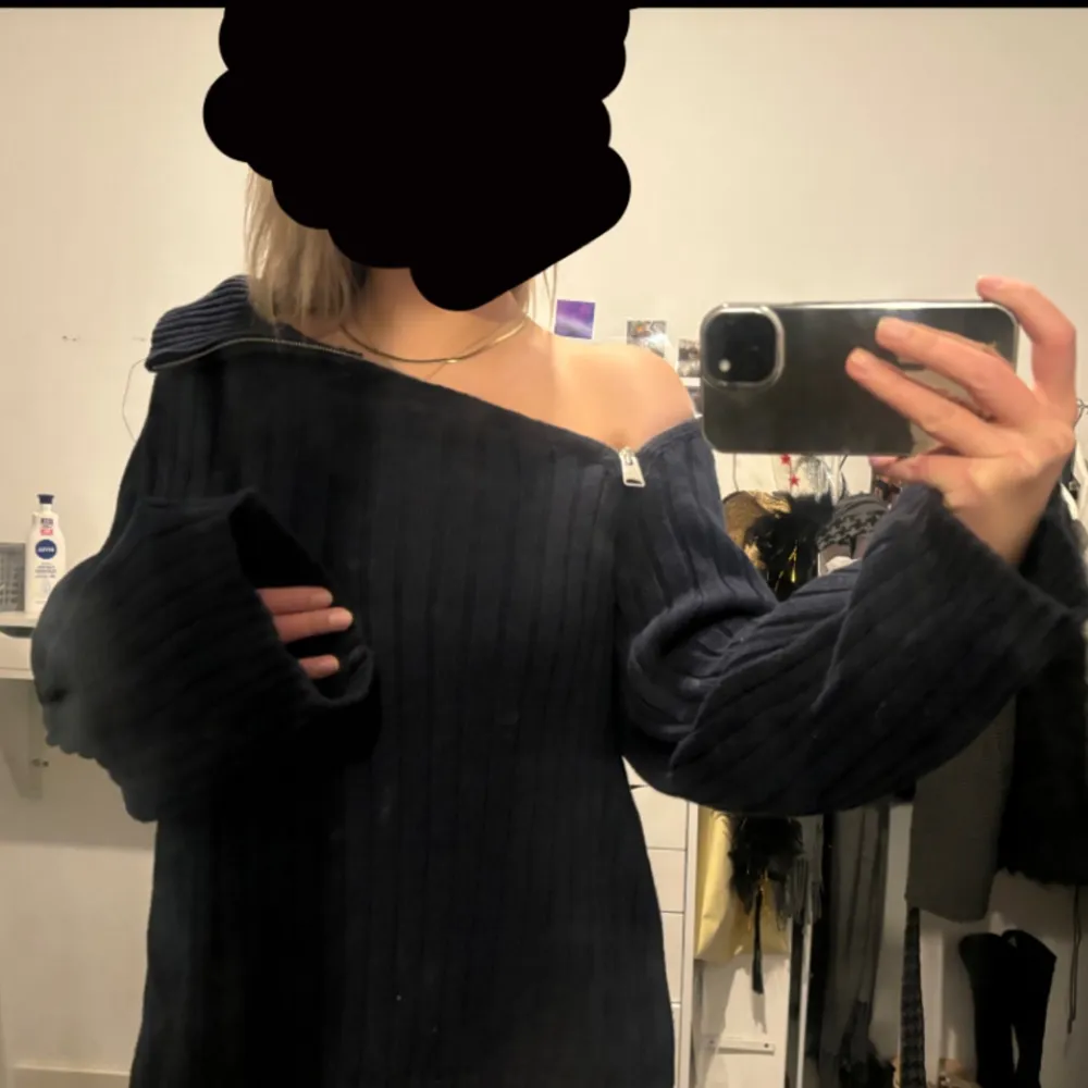 Stickad tröja  i storlek S som man kan ha lite som man vill då den har en dragkedja vid sidan man kan fixa så den är off shoulder eller polo ,  ganska tjock och mysig. Är i väldigt bra skick, inga defekter eller annat💞🙌. Tröjor & Koftor.