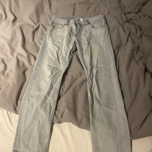 Jeans  - Weekday Jeans i skön regular passform. W31