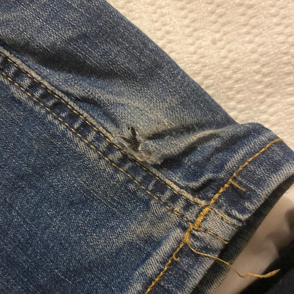 Low waist bootcut jeans från zara. Helt ok skick. Lite slitna längst ner ( se bild 3)  Jätte fina och super sköna. Dessa jeans säljs inte länge så passa på här för bra pris! 💕 bara skriva vid frågor om mot eller annat!💕. Jeans & Byxor.