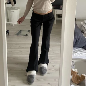 Lågmidjade kostymbyxor - Lågmidjade kostymbyxor från bikbok i storlek 38, modellen heter Vera och de är i jättebra skick så har inget tecken på användning😊Bilden är lånad💕