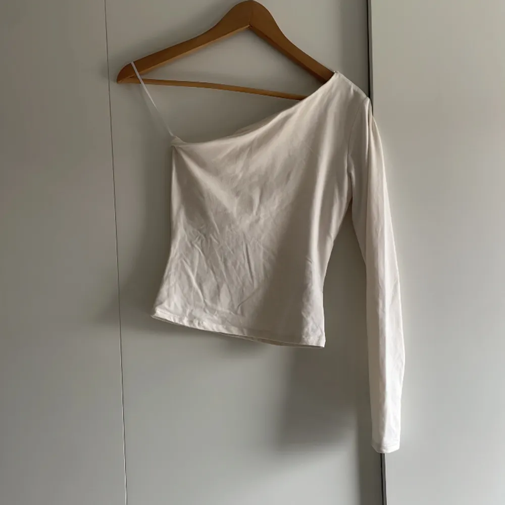 Figurnära asymmetrisk tröja från H&M💕 Kommer tyvärr inte till användning längre.. Blusar.