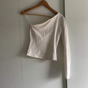 Jättesöt figurnära asymmetrisk tröja från H&M💕 Sjuktttt skönt material, dubbelt tyg där fram- så den är inte det minsta genomskinlig. Använd ett par gånger. Köptes för 300kr, Säljer för 140kr