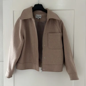 Jacka - Perfekt vår och höstjacka! Säljer den då den ej används längre🥰