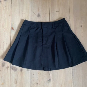 Kjol - Köp den om ni gillar den, köpte den två veckor sedan. Har använd den 3 gånger har tvättat den funkar perfekt med strumpbyxor.  But it if you like it, bought it two weeks ago, used it 3 times, washed them and works perfect with long stocks.