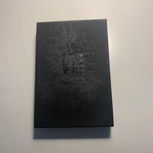BTS WORLD album - Märkena på fram och baksidan är från att använd den som musplatta (🥲) och att den är gammal. Originalet av BTS WORLD + limitied edition, allt i boxen har inte använts inkluderat CD skivan. Såldes på Weverse senast för 350-400kr! För fler bilder: dm!😁
