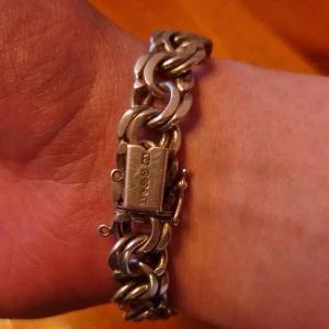 Ovanligt grov bismarck 13mm armlänk i massiv 830 äkta silver - Fet och kraftig armlänk i Bismarck-mönster. ( 830 tusendelar silver ) 13mm bred och hela 5mm grov på höjden pga grovleken i höjdled och det massiva godset = vikt hela 50gr(!) dvs bra mycket tyngre än de flesta bismarck i samma bredd. 19,5cm i längd.