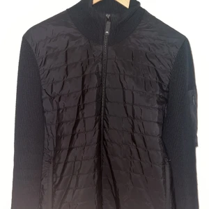 J lindeberg cardigan - Nu säljer jag min fina jacka har använt den ca 2 veckor och vill sälja den då jag vill köpa en annan jacka, nypris kostar den 3200men är på rabatt till 1600 men det finns inte alla storlekar på websidan så jag släpper jackan för 1300kr kan diskuteras