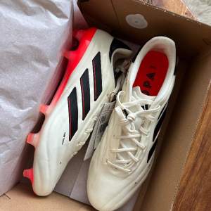 Säljer ett par helt oanvända Adidas Copa i originalförpackning, kvittot finns. Storlek 42 och två tredjedelar, originalpris är ca 2 800 kr. 