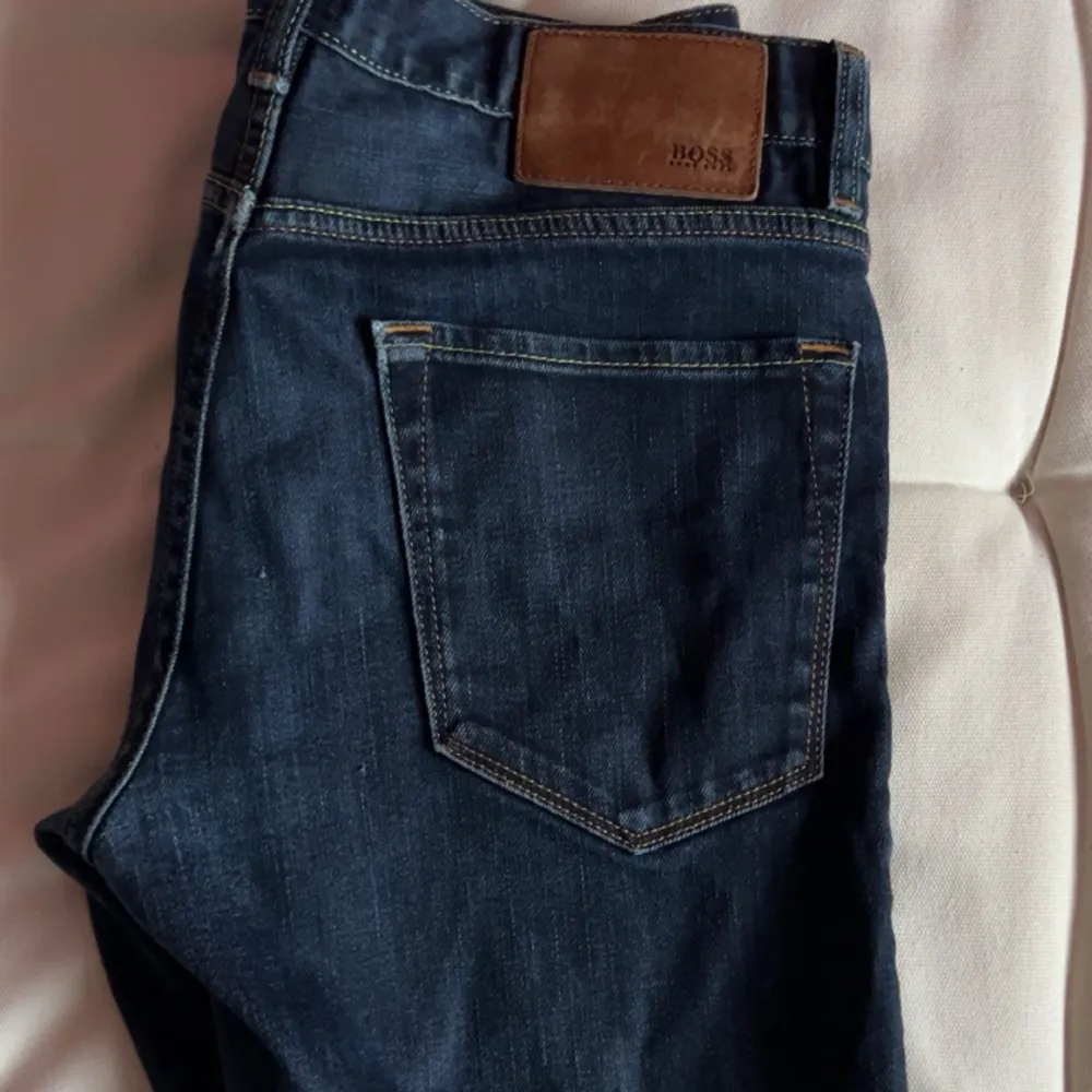 Tja! Säljer dessa Hugo Boss jeans för endast 449. Skicket på jeansen är 9/10. Storleken på jeansen är 33/32. Skriv om du har några frågor. Pris kan diskuteras vid snabb affär.. Jeans & Byxor.