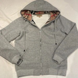 Burberry zip hoodie  - Säljer nu min burberry tröja i väldigt fint skick