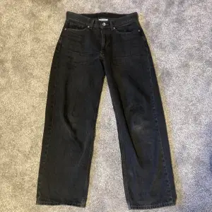 Säljer mina svarta baggy jeans från Vailent då de inte är min stil längre. Det är köpta på Carlings för 699kr. Det är i bra skick förutom att de är lite slitna längst ner på bena och är lite slitna på ena låret (se bild 3). Hör av dig vid frågor! :)