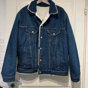 Levis denim jacka  - Storlek L  Går att vända ut och i för att få en annan look, aldrig använd!!!