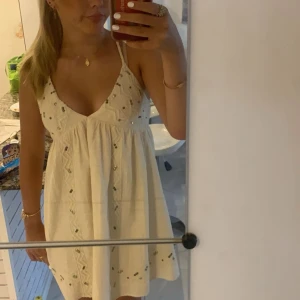 Zara klänning  - Säljer den här klänningen eftersom den är stor i banden för mig 💕skriv privat om ni är intresserade 