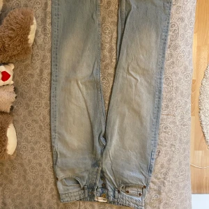 Zara jeans - Säljer mina ljusblå jeans från zara i storlek 34. Byxor har sällan använts och är i bra skick. Pris kan diskuteras💕