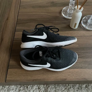 Skor - Säljer mina Nike skor i storlek 36. Använda ett fåtal gånger. Köparen står för frakt! 💕