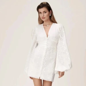 adoore klänning - Säljer min fantastiska adoore klänning i storlek 32, aldrig använd med lappen kvar. Slutsåld på hemsidan. Skriv privat för fler bilder💕