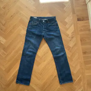 Klassiska Levis jeans i modellen 501. Jätte fint skick. Storlek: 30/32. Skriv vid frågor/funderingar! :)