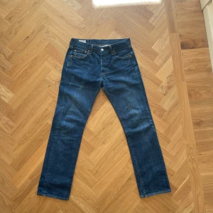 Levis 501 (30/32) - Klassiska Levis jeans i modellen 501. Jätte fint skick. Storlek: 30/32. Skriv vid frågor/funderingar! :)