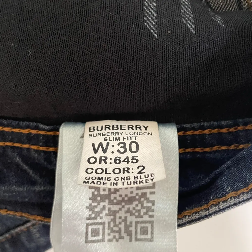 Mörkblåa burberry jeans med storleken W30, ny skick. Om man har några undringar så skriv till mig priv.. Jeans & Byxor.