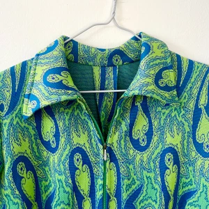 70-talsklänning - FAN👏TAST👏ISK👏 äkta vintage från 70-talet. Färgstarkt paisley-mönster, välskräddad och sitter som en smäck! Fickorna är fejk. Toppenskick. 