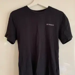 Säljer en cool T-shirt med tryck från Divided! Stor i storleken (passar S och kanske även M)! Tröjan är i gott skick och använd endast ett fåtal gånger <3