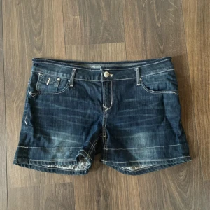 Minishorts  - Super fina skorts och man kan vända på benen så de blir leopard tryck! Midjemått:39cm längd:30cm